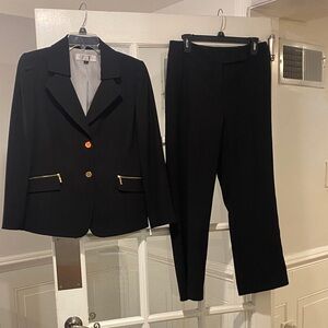 Tahari size 8Petite Pants Suit inseam 27 inches good condition